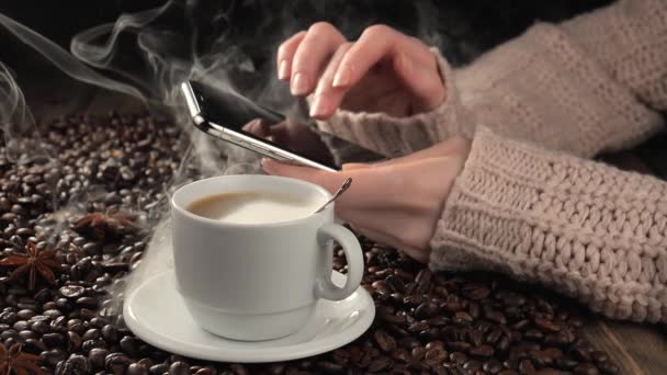 Caffè caldo in una tazza con vapore su un vecchio sfondo
. - Filmati, video