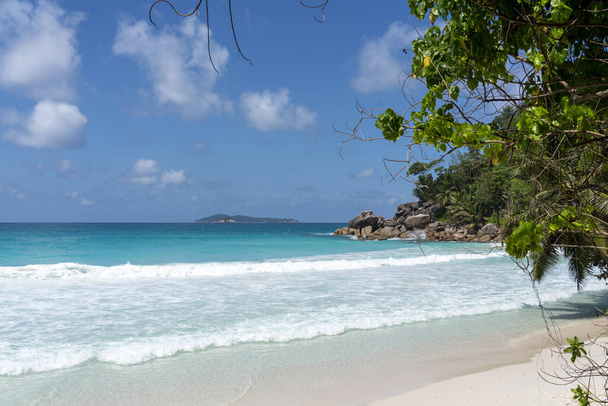 Praia de Anse Georgette em Praslin Island Seychelles
  - Foto, Imagem