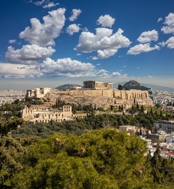 Ateny, Grecja. Świątynia Akropol i Partenon, najwyższy punkt orientacyjny. Z wzgórza Philopappos rozciąga się malowniczy widok na starożytną Grecję. Miejski pejzaż Aten z klasycznymi greckimi ruinami, zachmurzone błękitne niebo. - Zdjęcie, obraz