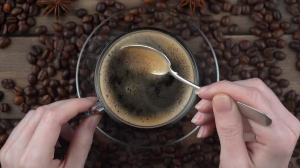 Ο καφές σε ένα φλιτζάνι αναδεύεται αργά με ένα κουτάλι - Πλάνα, βίντεο