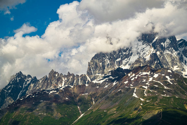 Close-up op de ruige bergkam van de berg Ushba. Svaneti, Georgië. Dramatische Kaukasus bergzicht vanaf Guli Pass tijdens Mazeri-Mestia tocht. - Foto, afbeelding