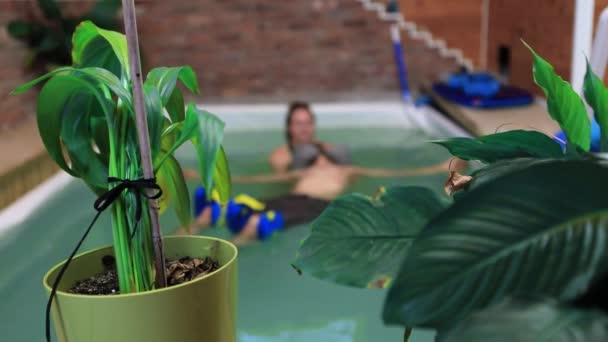 Plantes vertes fraîches dans le centre d'aqua thérapie
 - Séquence, vidéo