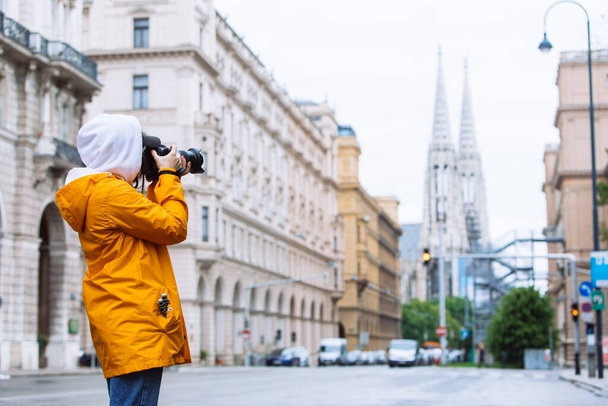 fotograf turysta robi zdjęcie ulicy miasta z wotywnym kościołem na tle wiedeńskiej austrii - Zdjęcie, obraz