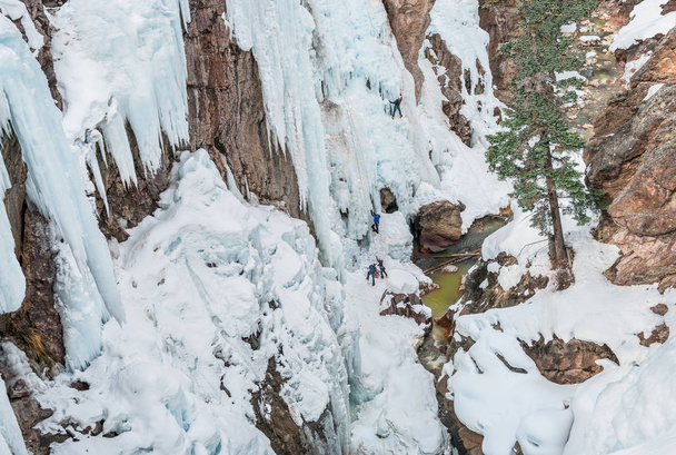 Jégmászó sziklák: meredek, jéggel borított kanyonfalak télen Colorado délnyugati részén várják a hegymászókat. - Fotó, kép