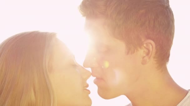 LENS FLARE: Bonito homem beija suavemente sua namorada alegre no nariz. - Filmagem, Vídeo