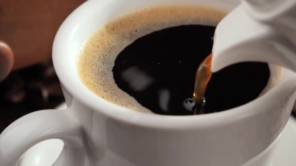 Kávé gőzzel töltött kávéfőzőből egy pohárba - Felvétel, videó