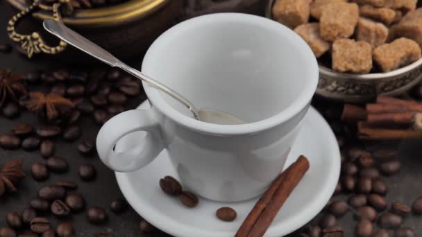 Káva s párou nalitou z konvice na kávu do šálku - Záběry, video