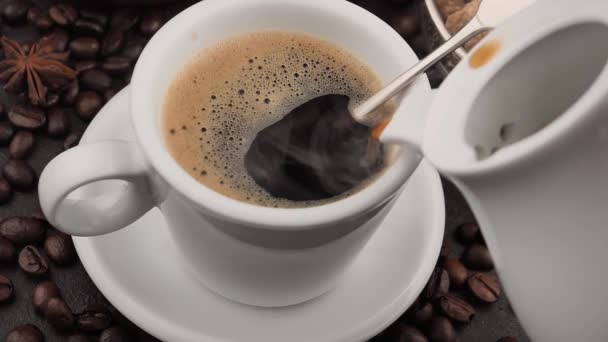 Café com vapor derramado de um pote de café em uma xícara
 - Filmagem, Vídeo