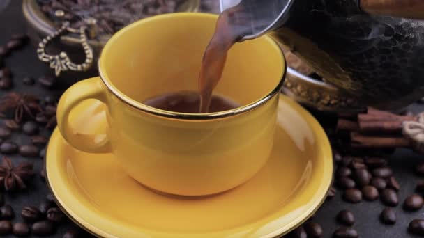 Café con vapor vertido de una cafetera en una taza
 - Metraje, vídeo