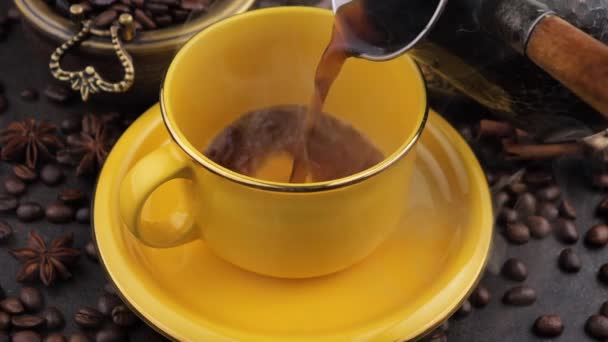 Café à la vapeur versé d'une cafetière dans une tasse
 - Séquence, vidéo