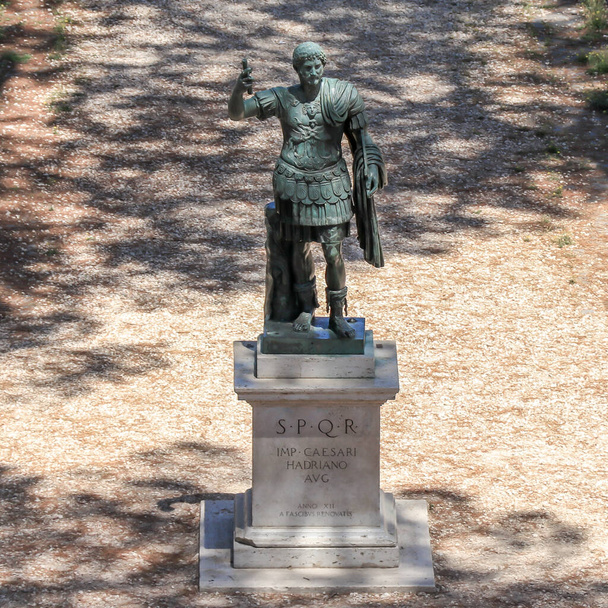 Χάλκινο μνημειώδες άγαλμα του αυτοκράτορα Καίσαρα Αυγούστου Αδριανού στο δημόσιο πάρκο της Ρώμης, Ιταλία - Φωτογραφία, εικόνα