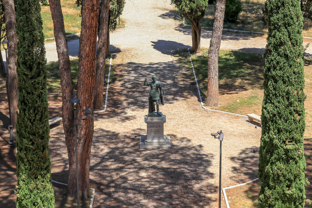 Monumentale Bronzestatue von Kaiser Augustus Hadrian, Rom, Italien - Foto, Bild