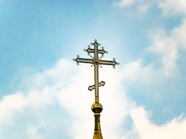Orthodoxe kerk kruis op een achtergrond van blauwe lucht met wolken. Pasen. Kerstmis. Plaats voor tekst. Achtergrondbeeld. Religie. - Foto, afbeelding