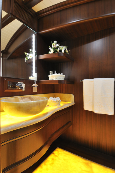 Badezimmer des Luxus-Segelbootes - Foto, Bild