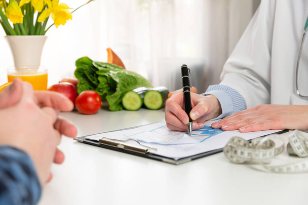 Pflanzliche Ernährung und Medikamentenkonzept. Ernährungswissenschaftlerin bietet gesunde Gemüsekost an. In einem natürlichen Licht - Foto, Bild