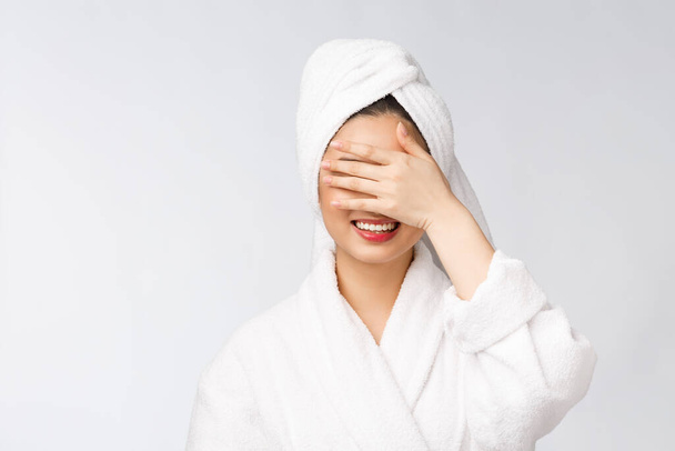 Сексуальна красуня Азіатська жінка висушує волосся з рушником на голові після очищення душі. Прекрасна багаторасова дівчина торкається м "якої шкіри. - Фото, зображення