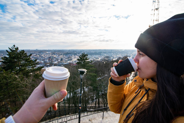 para spacery picie kawy korzystających panoramiczny widok zimowego miasta kopia przestrzeni - Zdjęcie, obraz
