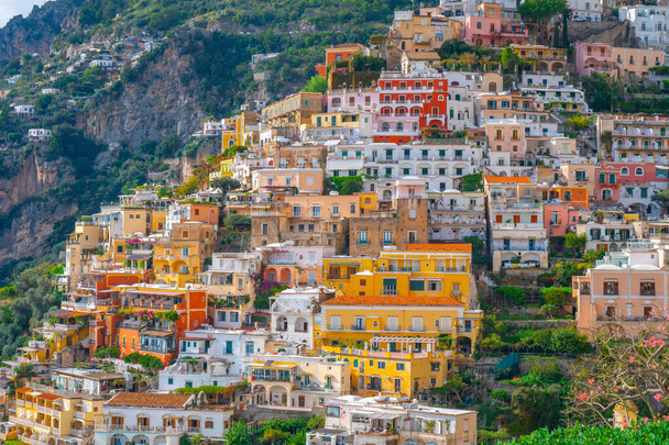 Прекрасний пейзаж з містом Позітано на знаменитому амальфійському узбережжі, Італія. Подорож - Фото, зображення
