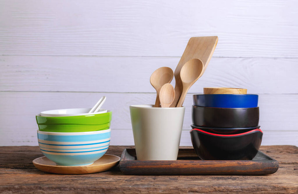 Rustikální kuchyňské nádobí proti bílé dřevěné zdi, keramický hrnec s dřevěným nádobím na vaření - Fotografie, Obrázek