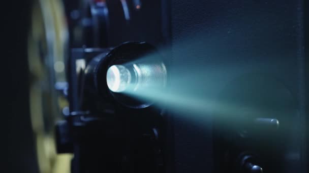 Uma lente projetora com um raio de luz close-up
 - Filmagem, Vídeo