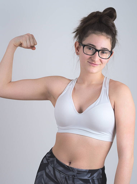Joven adolescente con gafas posando en ropa deportiva
 - Foto, imagen