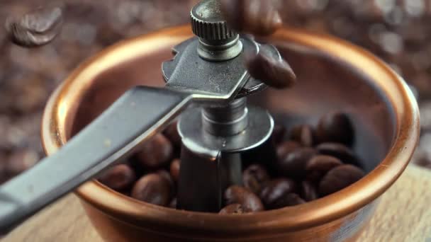 Смажені кавові зерна повільно падають в кавомолку - Кадри, відео