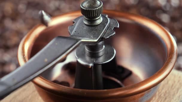 Grãos de café torrados caindo lentamente em um moedor de café - Filmagem, Vídeo