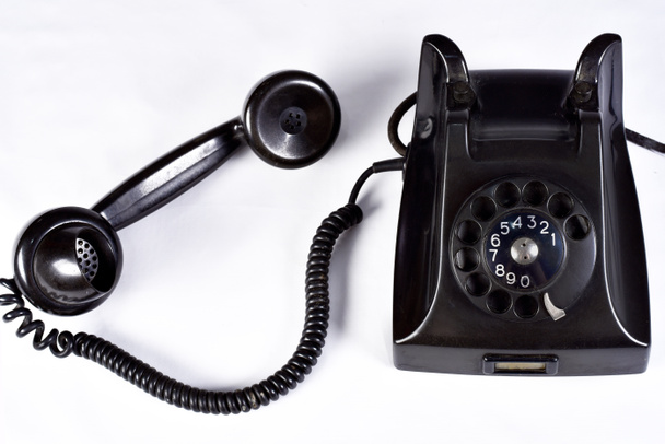 teléfono viejo negro vintage teléfono sobre fondo blanco
. - Foto, Imagen