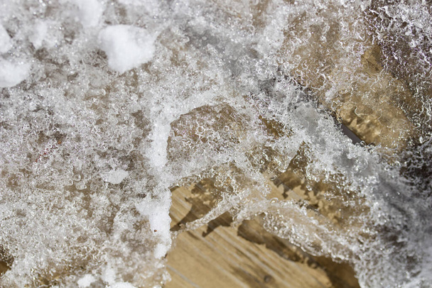 Macro arte resumo da primavera derretendo gelo e neve em uma superfície de madeira de cedro ao ar livre
 - Foto, Imagem