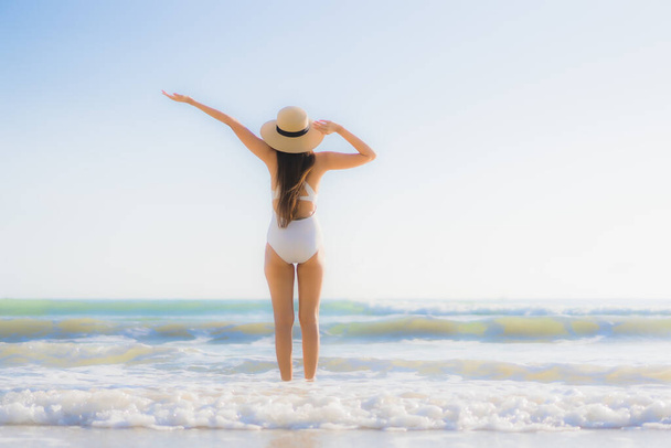 Retrato bonito jovem asiático mulher feliz sorriso ao redor mar oceano praia e azul céu para lazer viagem férias - Foto, Imagem