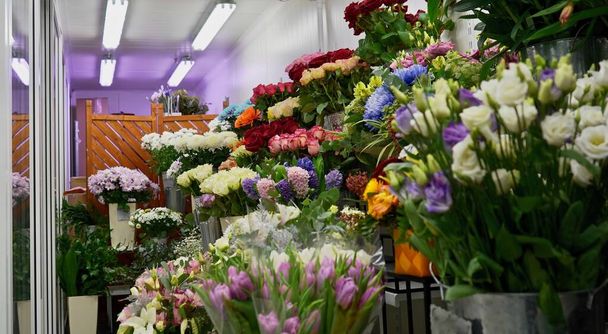 Magnifique boutique de fleurs atmosphérique avec des décorations. Design d'intérieur élégant avec plantes, pots et meubles
 - Photo, image