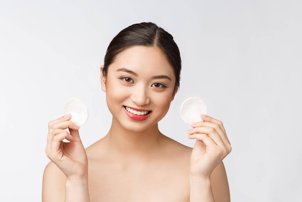 skin care woman removing face makeup with cotton swab pad - skin care concept. Facial closeup of beautiful mixed race model with perfect skin. - Foto, Imagen