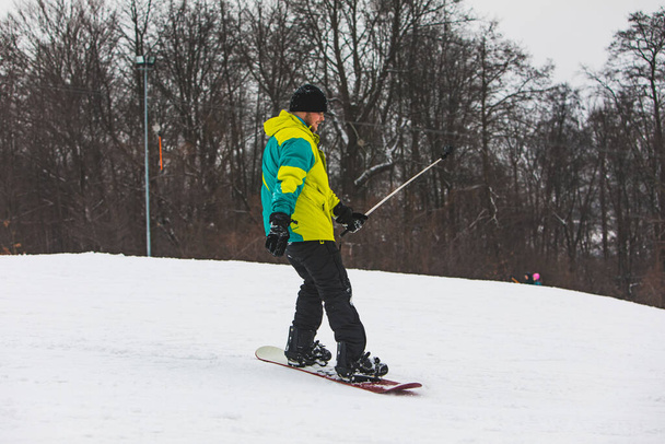 mladý dospělý muž snowboarding a brát selfie na akční kameru. životní styl - Fotografie, Obrázek