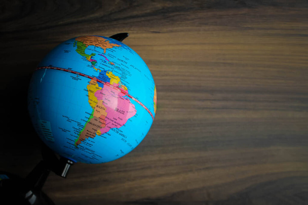 Grote globus op houten ondergrond. Wereldkaart op tafel - Foto, afbeelding