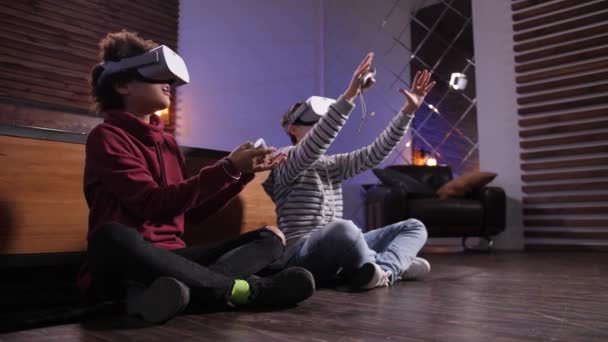 Diverse Freunde erkunden Virtual Reality zu Hause - Filmmaterial, Video