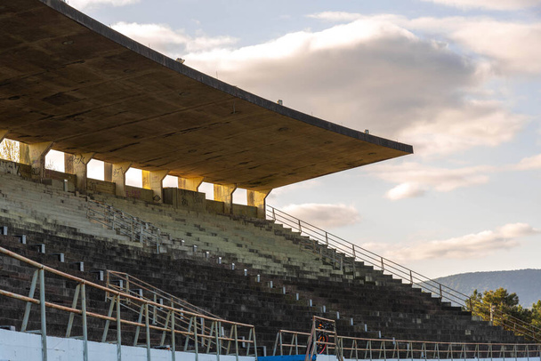 Zijaanzicht van het Olympisch stadion van de Federale Universiteit van Santa Maria, UFSM, geïnstalleerd in de stad Santa Maria, RS, Brazilië. Co-reageert op het Gymnasium van de cursus Lichamelijk Onderwijs Centrum - Foto, afbeelding
