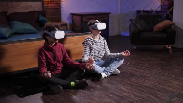 VR bardaklı çocuklar lotus pozunda meditasyon yapıyorlar. - Video, Çekim