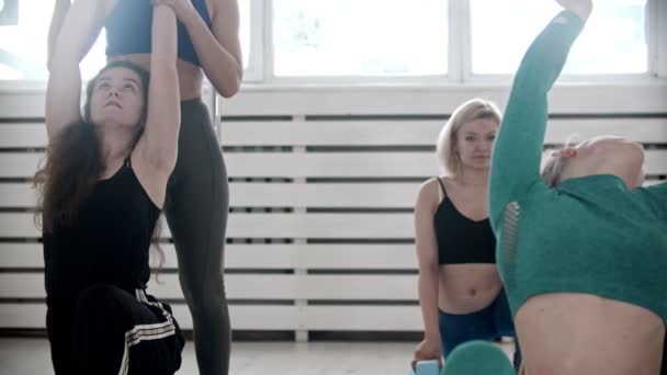 Jógázik a stúdióban - a diákok testtartását javító tréner - Felvétel, videó