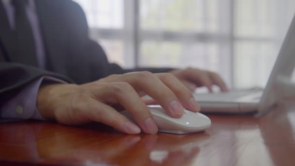 Επιχειρηματίας χέρια δακτυλογράφηση για την επιχείρηση πληκτρολόγιο laptop για την καθημερινή εργασία στον υπολογιστή σχετικά με την οικονομική έκθεση και το σχεδιασμό ενός σχεδίου μάρκετινγκ στο γραφείο κατάλληλο για την έννοια της επενδυτικής τάσης. - Πλάνα, βίντεο