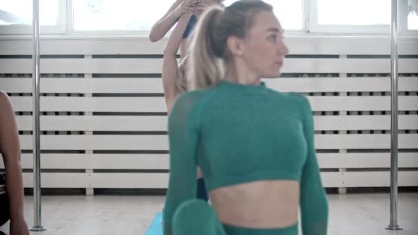 Faire du yoga en studio de fitness - formatrice corrigeant la posture de ses élèves en levant les mains
 - Séquence, vidéo