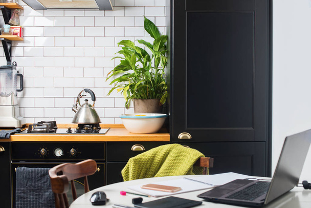 Сучасний інтер'єр домашньої кухні з чорними дерев'яними дверима Копіюйте простір. Вибірковий фокус на чайнику на газі
 - Фото, зображення