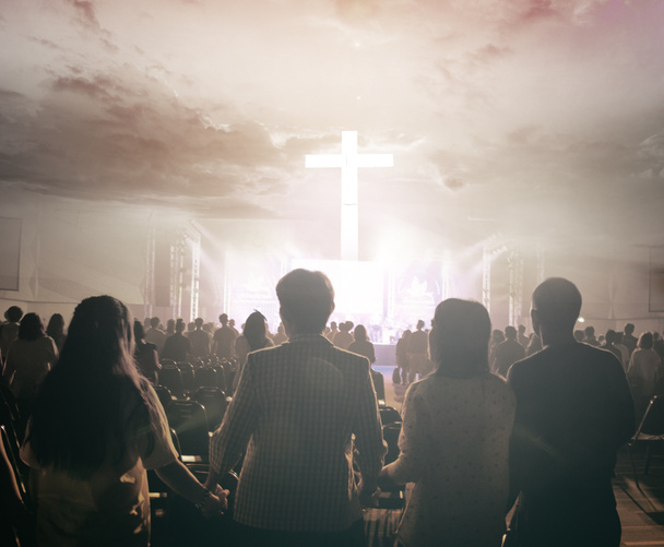 Concepto de alabanza de adoración: los cristianos oraron juntos en la iglesia en el cielo del atardecer
 - Foto, Imagen