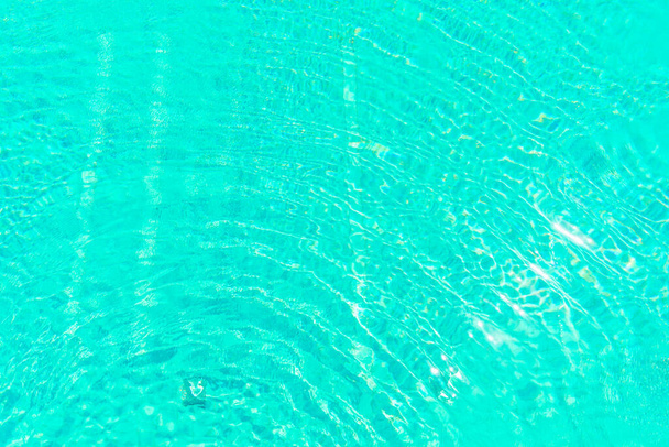 Parlak havuz suyunun yüzeyi fütüristik yeşil tonda dalgalanır.. - Fotoğraf, Görsel