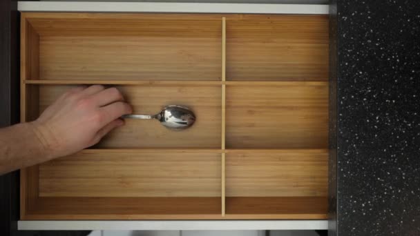 Ferramentas de cozinha minimalistas guardadas em uma gaveta - Filmagem, Vídeo