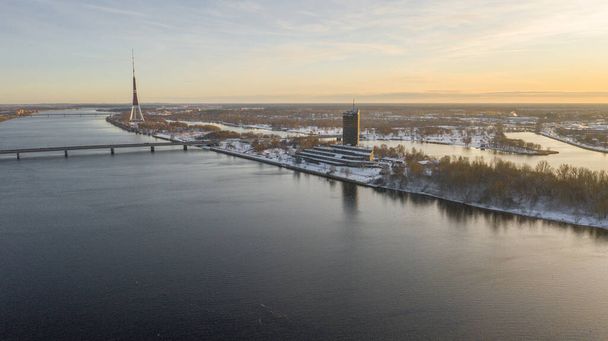 Zdjęcie z lotu drona panoramiczne do Starego Rygi, Akademia Nauk, Rzeka Daugava i Ryga Mosty w piękny słoneczny dzień zimowy - Zdjęcie, obraz