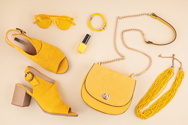 Puesta plana con accesorios de moda de mujer en colores amarillo y azul. Blog de moda, estilo de verano, compras y el concepto de tendencias
 - Foto, imagen