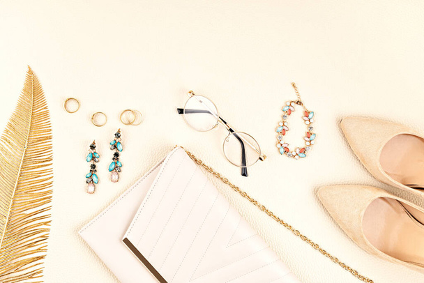 Flat lay met vrouw mode-accessoires in beige kleuren. Mode blog, zomer stijl, winkelen en trends concept - Foto, afbeelding