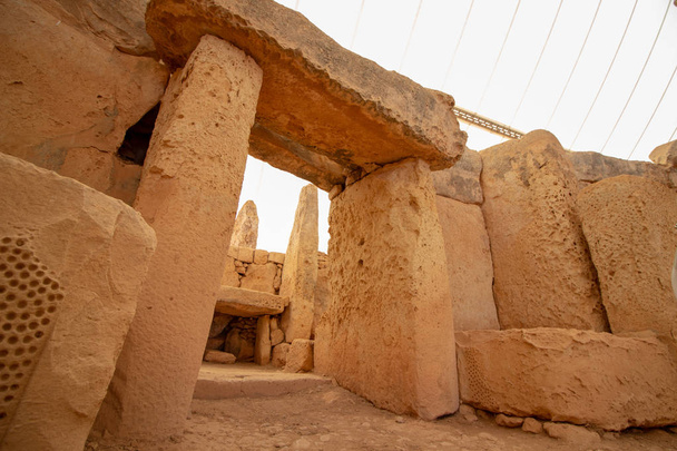 Egy megalitikus kőajtó a Hagar Qim komplexumban Qrendi Máltán. - Fotó, kép