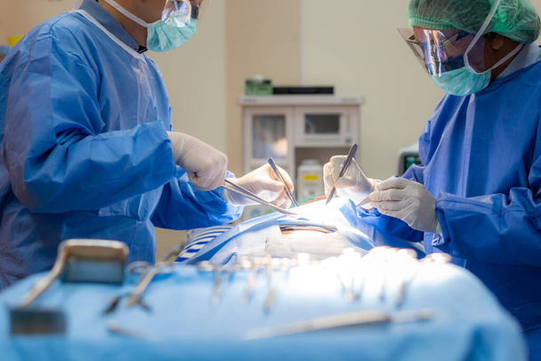 Arzt-Chirurgie-Team im Operationssaal des Abdominalkaiserschnitts während der Geburt des Kindes in der Notaufnahme der Krankenschwester - Foto, Bild