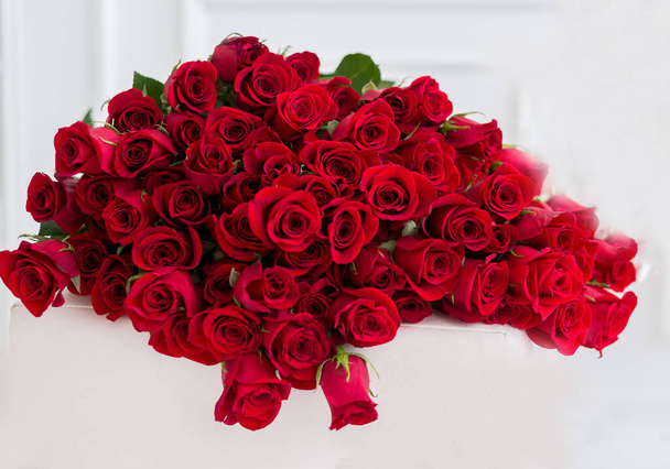 μεγάλο μπουκέτο κόκκινα τριαντάφυλλα από κοντά. 101 τριαντάφυλλα - Φωτογραφία, εικόνα